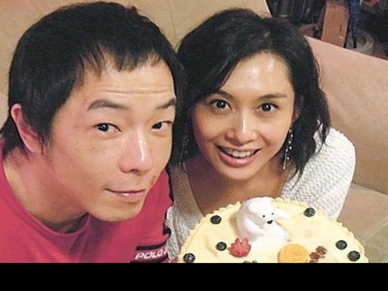 Về phía tình cũ của Châu Tinh Trì, cô kết hôn với nhạc sĩ Huỳnh Quán Trung vào năm 2012 sau 14 năm hẹn hò. Đối với Chu Ân, Huỳnh Quán Trung là người đàn ông tốt, luôn mang đến cho cô sự mới lạ và giúp cô xoa dịu nỗi đau bị Châu Tinh Trì phản bội. Ảnh: Elle