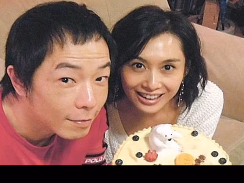 Về phía tình cũ của Châu Tinh Trì, cô kết hôn với nhạc sĩ Huỳnh Quán Trung vào năm 2012 sau 14 năm hẹn hò. Đối với Chu Ân, Huỳnh Quán Trung là người đàn ông tốt, luôn mang đến cho cô sự mới lạ và giúp cô xoa dịu nỗi đau bị Châu Tinh Trì phản bội. Ảnh: Elle