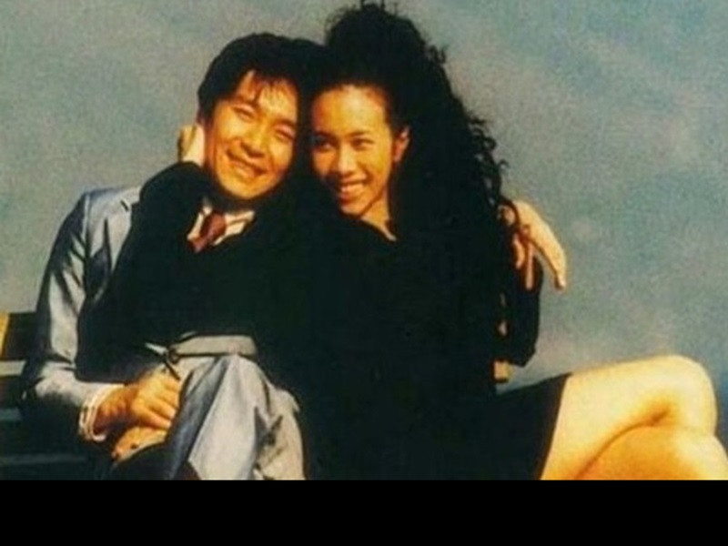 Mạc Văn Úy và Châu Tinh Trì có tình cảm với nhau trong thời gian nam diễn viên và Chu Ân vẫn còn yêu nhau. Sau khi chia tay Chu Ân, Châu Tinh Trì chính thức công khai yêu Mạc Văn Úy. Năm 2002, chuyện tình 10 năm của Mạc Văn Úy và Châu Tinh Trì tan vỡ bởi Mạc Văn Úy phát hiện Châu Tinh Trì hẹn hò cùng nữ diễn viên mới. Ảnh: VTV