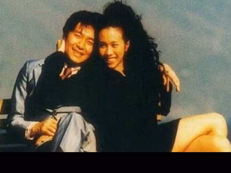 Mạc Văn Úy và Châu Tinh Trì có tình cảm với nhau trong thời gian nam diễn viên và Chu Ân vẫn còn yêu nhau. Sau khi chia tay Chu Ân, Châu Tinh Trì chính thức công khai yêu Mạc Văn Úy. Năm 2002, chuyện tình 10 năm của Mạc Văn Úy và Châu Tinh Trì tan vỡ bởi Mạc Văn Úy phát hiện Châu Tinh Trì hẹn hò cùng nữ diễn viên mới. Ảnh: VTV