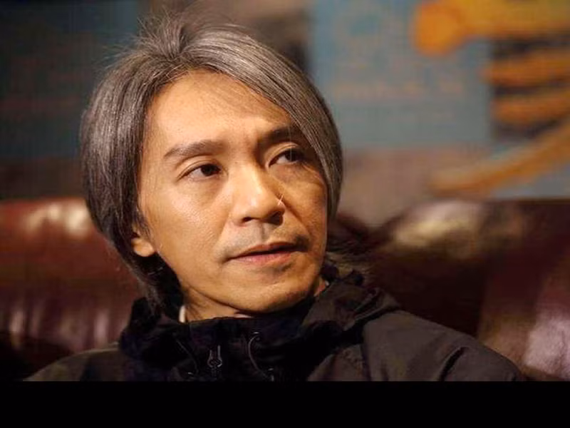 Năm 2020, Vu Văn Phượng đã thua kiện trong vụ đòi 70 triệu HKD từ Châu Tinh Trì. Cô còn bị yêu cầu phải trả các khoản phí pháp lý cho “vua hài". Thẩm phán phán quyết rằng lời hứa 10% lợi nhuận từ các khoản đầu tư bất động sản của Châu Tinh Trì với Vu Văn Phượng là câu chuyện quá thân mật để được coi là ràng buộc pháp lý. Ảnh: Zing