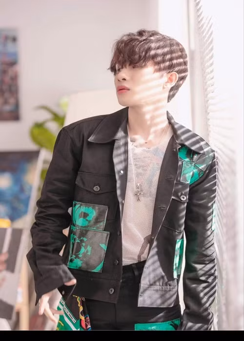 Jack xuất thân là giáo viên dạy âm nhạc của một trường tiểu học. Sau đó, anh bỏ nghề dạy học rồi gia nhập và hoạt động trong nhóm G5R. Năm 2019, anh bắt đầu được khán giả chú ý nhờ hoạt hit bắt tay với K-ICM như: “Hồng nhan”, “Bạc phận”, “Sóng gió”.