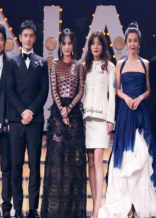 Dương Mịch lặng lẽ ẩn (hoặc xóa) ảnh chụp chung với Triệu Vy khi đóng phim do Triệu Vy làm đạo diễn. Lý Băng Băng thường tương tác với Triệu Vy trên mạng xã hội cũng có động thái cắt đứt liên lạc công khai với Triệu Vy.