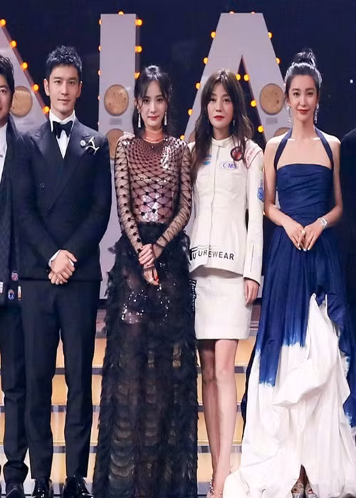 Dương Mịch lặng lẽ ẩn (hoặc xóa) ảnh chụp chung với Triệu Vy khi đóng phim do Triệu Vy làm đạo diễn. Lý Băng Băng thường tương tác với Triệu Vy trên mạng xã hội cũng có động thái cắt đứt liên lạc công khai với Triệu Vy.