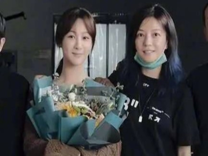 Dương Tử cũng “cạch mặt” Triệu Vy. Trước đó, nữ diễn viên trẻ công khai, cô là fan cứng của Triệu Vy. Khi được chụp ảnh, gặp gỡ Triệu Vy, Dương Tử luôn bày tỏ niềm vui sướng khôn xiết.