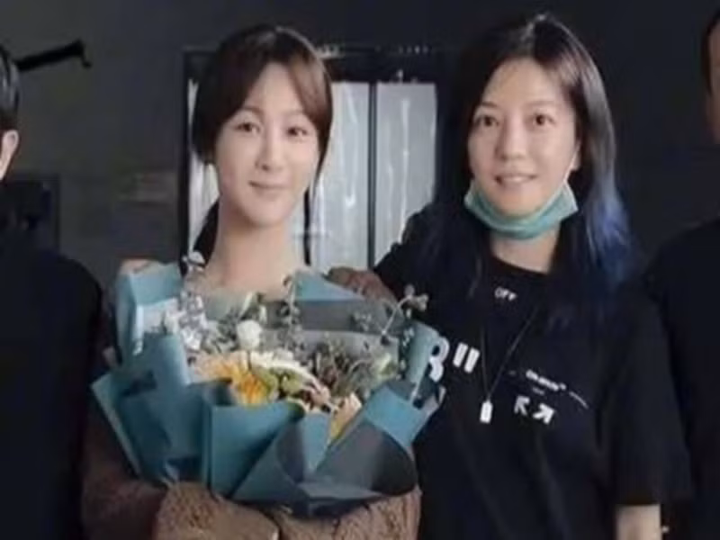 Dương Tử cũng “cạch mặt” Triệu Vy. Trước đó, nữ diễn viên trẻ công khai, cô là fan cứng của Triệu Vy. Khi được chụp ảnh, gặp gỡ Triệu Vy, Dương Tử luôn bày tỏ niềm vui sướng khôn xiết.