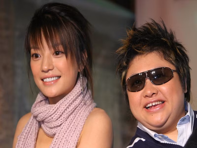 Hàn Hồng là một trong những bạn tốt của Triệu Vy. Cô từng nhận cha mẹ Triệu Vy là cha mẹ nuôi còn con gái của Triệu Vy gọi Hàn Hồng là mẹ lớn. Thế nhưng, khi rộ tin đồn Triệu Vy bị phong sát, Hàn Hồng xóa bài đăng liên quan để tránh bị liên lụy.