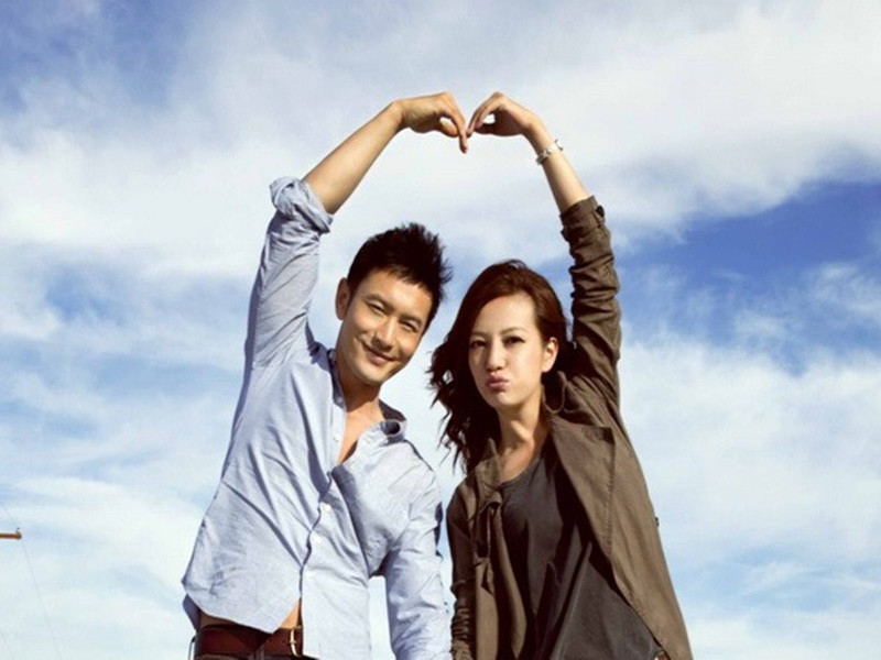 Triệu Vy và Huỳnh Hiểu Minh học chung với nhau thời đại học ở Học viện Bắc Kinh. Nam diễn viên từng cho biết, anh tỏ tình với Triệu Vy đến 3 lần nhưng bị cô bạn thân từ chối. Dù vậy, tình cảm của họ không bị sứt mẻ, thậm chí ngày càng đẹp. Tuy nhiên, khi rộ tin đồn Triệu Vy bị phong sát, Huỳnh Hiểu Minh lặng lẽ xóa (hoặc ẩn) những bài viết liên quan đến bạn thân.