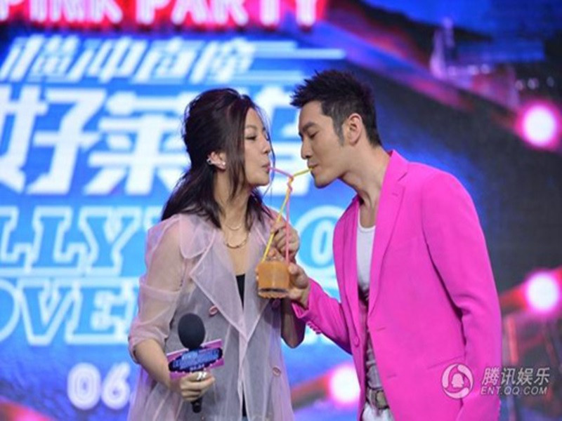 Ngoài ra, phía Huỳnh Hiểu Minh khẳng định, trước đây và cả bây giờ, anh đều không biết Triệu Vy đang làm gì. Đồng thời, anh cho biết, hiện mối quan hệ bạn bè của anh với người bạn học cùng khóa đã chấm dứt và không có ý định gắn kết lại trong tương lai.