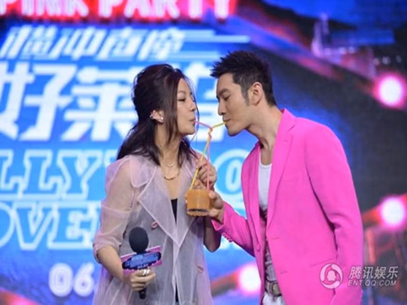 Ngoài ra, phía Huỳnh Hiểu Minh khẳng định, trước đây và cả bây giờ, anh đều không biết Triệu Vy đang làm gì. Đồng thời, anh cho biết, hiện mối quan hệ bạn bè của anh với người bạn học cùng khóa đã chấm dứt và không có ý định gắn kết lại trong tương lai.