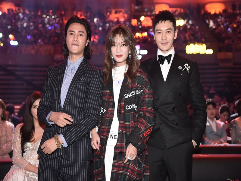 Dàn nghệ sĩ “quay lưng” với Triệu Vy còn có Trần Khôn. Nam diễn viên đã cài đặt chỉ có thể xem các bài viết trên trang cá nhân trong 6 tháng gần nhất, trong đó không có bài đăng nào liên quan đến Triệu Vy. Trước đó, Trần Khôn từng đăng status ủng hộ dự án nghệ thuật của Triệu Vy.