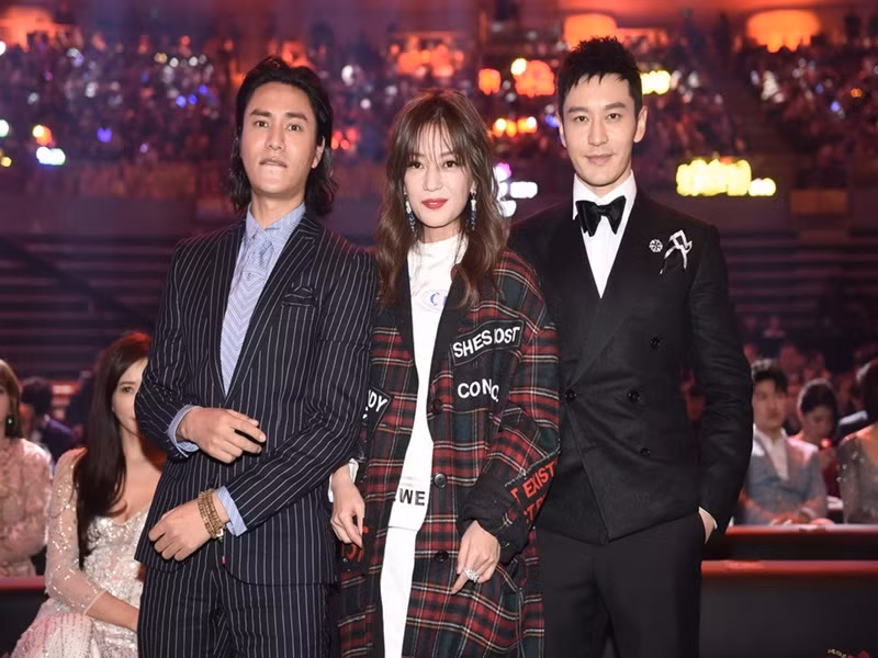 Dàn nghệ sĩ “quay lưng” với Triệu Vy còn có Trần Khôn. Nam diễn viên đã cài đặt chỉ có thể xem các bài viết trên trang cá nhân trong 6 tháng gần nhất, trong đó không có bài đăng nào liên quan đến Triệu Vy. Trước đó, Trần Khôn từng đăng status ủng hộ dự án nghệ thuật của Triệu Vy.