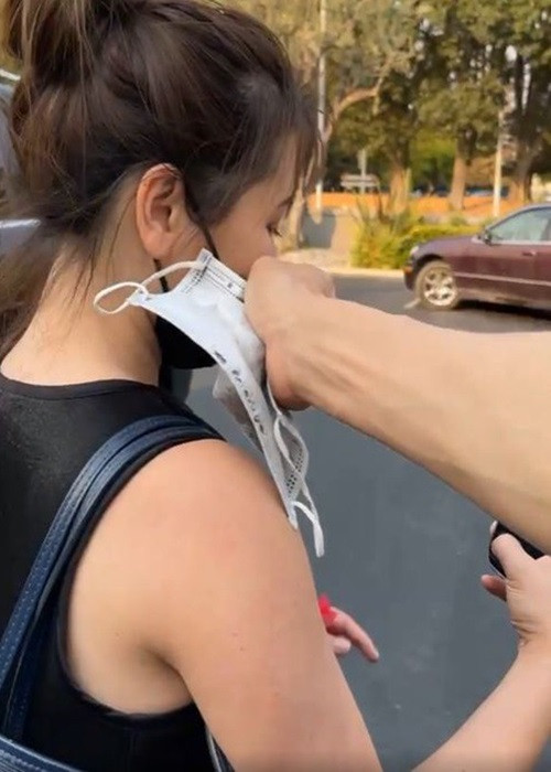 Khi thấy khẩu trang của Thủy Tiên bị xộc xệch, Đan Trường chỉnh lại khẩu trang cho vợ cũ. Phản ứng của Thủy Tiên lúc đó là khá ngượng ngùng.