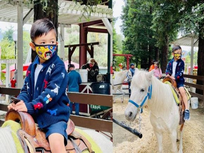 Con trai của Đan Trường - Thủy Tiên cưỡi ngựa trong chuyến đi chơi. Ảnh: Công lý và xã hội