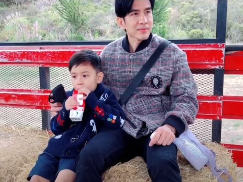 Mới đây, Thủy Tiên - vợ cũ của Đan Trường chia sẻ video đưa bé Thiên Từ đến nông trại chơi. Chuyến đi có sự góp mặt của Đan Trường.