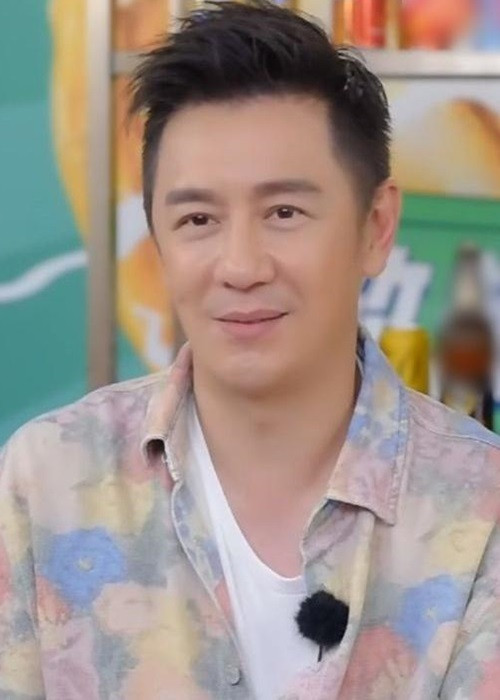 Tên tuổi của Trần Hạo Dân không còn hot, thậm chí bị chê hết thời. Mới đây, trong buổi bán hàng online, anh không nhận được bất kì lời hỏi mua nào.