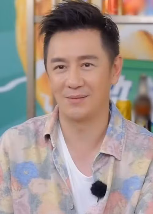 Tên tuổi của Trần Hạo Dân không còn hot, thậm chí bị chê hết thời. Mới đây, trong buổi bán hàng online, anh không nhận được bất kì lời hỏi mua nào.