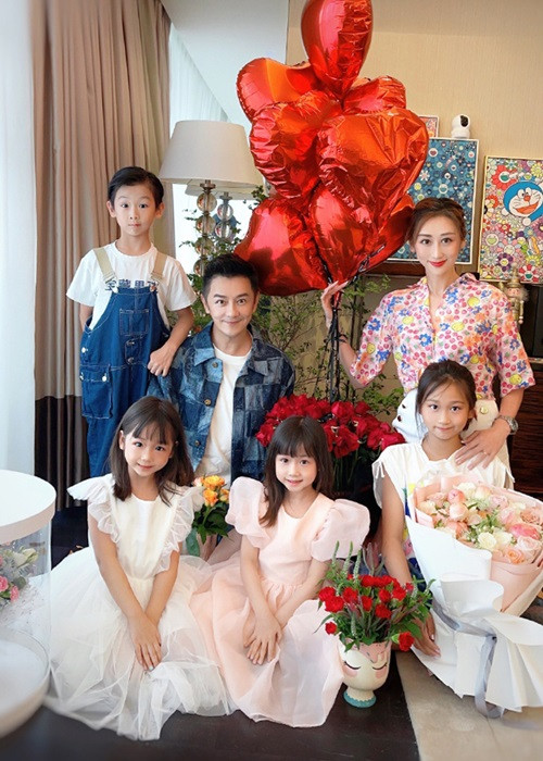 Trần Hạo Dân kết hôn với người mẫu Tưởng Lệ Sa, kém anh 16 tuổi. Cả hai có 4 người con: 3 gái, 1 trai. Đến nay, cuộc hôn nhân của tài tử đã kéo dài được 10 năm.