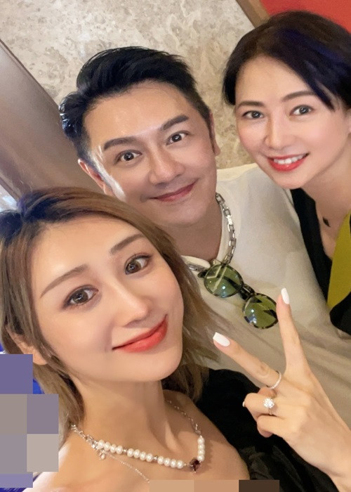 Nam diễn viên sở hữu làn da căng bóng ở tuổi 52.