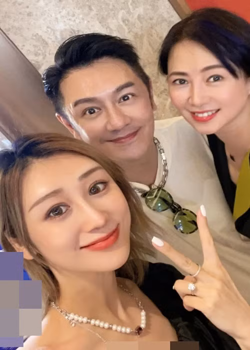 Nam diễn viên sở hữu làn da căng bóng ở tuổi 52.