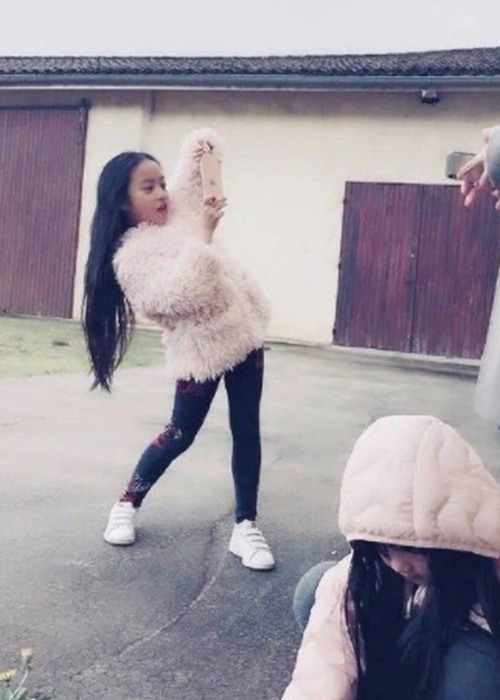 Triệu Vy không quá chú trọng trang phục cho con gái nên không ít lần bé Huỳnh Tân bị chê ăn mặc quê mùa. Ảnh: QQ