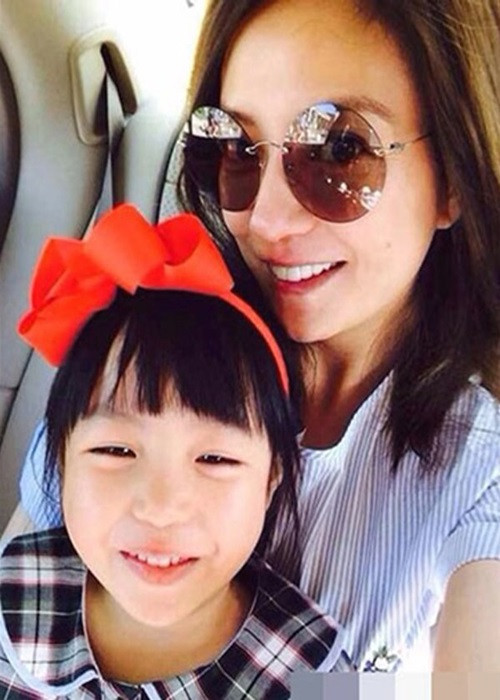 Theo iFeng, con gái của Triệu Vy đang sống và học tập tại Hong Kong. Vợ chồng nữ diễn viên chọn trường học uy tín, có chất lượng giảng dạy và mức học phí thuộc hàng top ở Hong Kong.