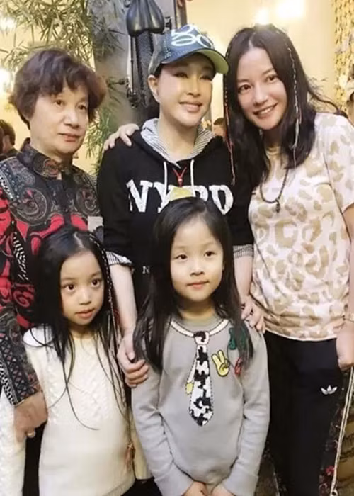 Trả lời về trang phục của bé Huỳnh Tân rất giản dị, Triệu Vy cho biết, quần áo đều do bé Huỳnh Tân tự chọn. Khi mua quần áo, bé sẽ chọn trang phục có màu sắc tươi sáng. Ảnh: Khám phá