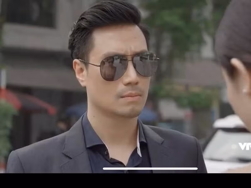 Cùng với Mạnh Trường, Việt Anh cũng lọt top 5 đề cử Diễn viên nam ấn tượng tại VTV Awards 2021. Vừa qua, anh chiếm được cảm tình của nhiều khán giả với vai diễn Hoàng trong “Hướng dương ngược nắng”.