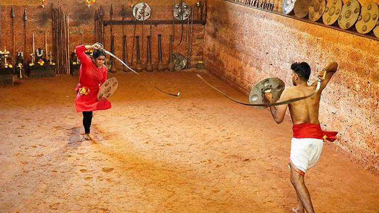 Nhẹ và có tầm đánh xa hơn các vũ khí phổ biến khác tại Ấn Độ như kiếm Talwar, Urumi lại có một nhược điểm chết người là khó kiểm soát khi chiến đấu cự ly gần và tốc độ tái tập đòn đánh tương đối chậm. Vì thế, kiếm Urumi thường được sử dụng cùng với khiên nhỏ, phù hợp với lối đánh chặn đòn – phản công.