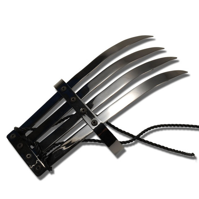 Tekko Kagi – Móng vuốt Ninja: Móng vuốt Tekko Kagi là món vũ khí cổ xưa có xuất xứ từ Ấn Độ nhưng lại được dùng nhiều bởi Ninja của Nhật Bản. Đây là loại vũ khí có hình dạng tương tự như móng vuốt của nhân vật Wolverine.