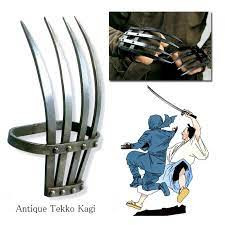 Loại vũ khí này có hình dạng một bộ móng vuốt được làm từ sắt, thép, được vót nhọn ở các đầu để có thể gây sát thương cho kẻ thù.