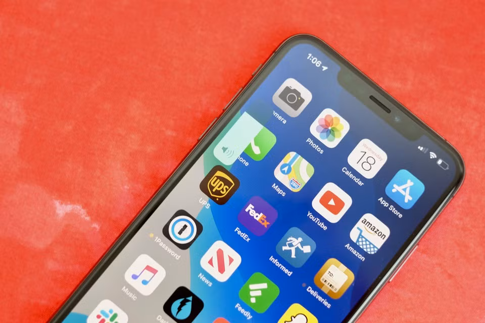 Tăng giảm âm lượng dễ dàng. Với iPhone, khi cần tăng giảm âm lượng, bạn không phải liên tục ấn vào phím cứng trên thân máy. Thay vào đó, chỉ cần bấm một lần, cạnh trái màn hình xuất hiện thanh trượt, cho phép người dùng kéo đến mức phù hợp. Ảnh: Cnet.