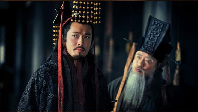 Kỳ thực, nếu Giang Đông bại trận, kết cục của Tôn Quyền là điều khó bề đoán định; nhưng nếu giành phần thắng, cơ nghiệp của họ Tôn càng thêm vững chắc. Do đó, kế hỏa công của Chu Du trong đại chiến Xích Bích chính là nước cờ “có một không hai” xoay chuyển cục diện, dồn họ Tào tới thế thảm bại. Kết cục ấy ảnh hưởng rất lớn tới Tôn Quyền. Về sau khi xưng đế, chính Tôn Quyền đã cảm khái mà nói với quần thần: "Nếu không có Công Cẩn, ta đã không có được ngày hôm nay".