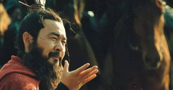 Sau khi lấy được Kinh Châu, Tào Tháo muốn mở rộng phạm vi quyền lực xuống phía Nam, "nhất cử lưỡng tiện" chiếm luôn Giang Đông, nhưng không ngờ lại trúng kế của Chu Du trong đại chiến Xích Bích khiến chiến thuyền cháy rụi, rút lui trong thảm hại.