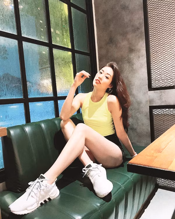 Tuy nhiên, khi rời ánh đèn sân khấu, nàng hoa hậu sinh năm 1995 luôn ưu ái những trang phục năng động, cá tính và vô cùng ấn tượng. Cô thường lựa chọn quần jean, chân váy ngắn và áo phông mỗi khi bước xuống phố.