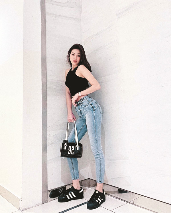 Hoa hậu Khánh Vân thích phong cách thể thao khi đi dạo phố.