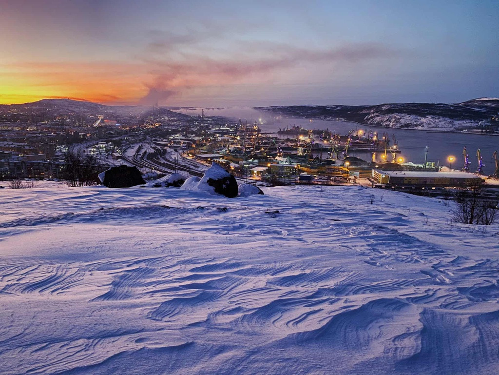 Ảnh chụp tại Murmansk ngày 11/12 lúc 11h32, khi Mặt Trời đang ở điểm cao nhất, ngay dưới đường chân trời. Chùm ảnh của nhiếp ảnh gia Amos Chapple, đăng trên trang Radio Free Europe.