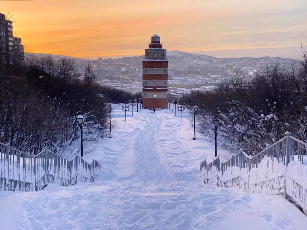 Ánh mặt trời thơ mộng ở đằng xa, phía sau một đài tưởng niệm các thủy thủ thiệt mạng trong thời bình. Bức ảnh được chụp vào buổi trưa.