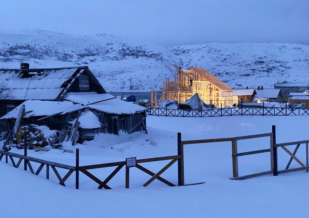 Dù trời tối, nhưng ngày làm việc vẫn diễn ra. Trong ảnh, thợ xây đang xây một khách sạn.