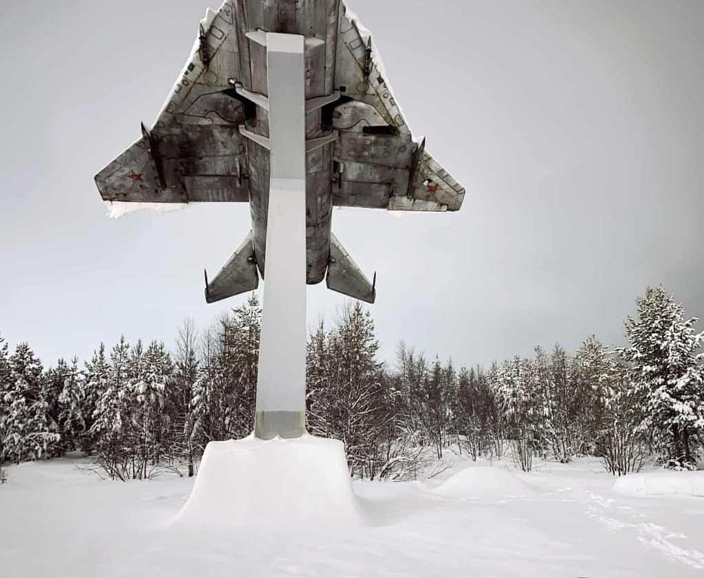 Chiến đấu cơ thời Liên Xô sáng lên do phản chiếu đèn đường ở Murmansk.