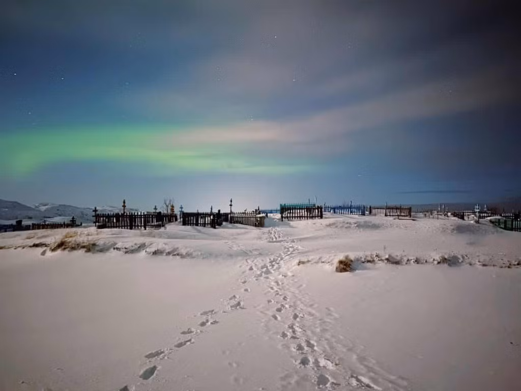 Bắc cực quang kỳ vĩ phía trên một nghĩa địa ở làng ven biển Teriberka.