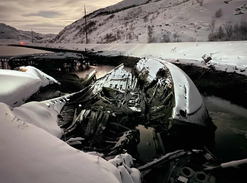 Cách Murmansk 100 km về phía đông, cả trăm năm lịch sử đang bị tuyết phủ dưới ánh trăng huyền ảo. Chắc ít ai đoán ra đó là con thuyền từ thời Sa hoàng.