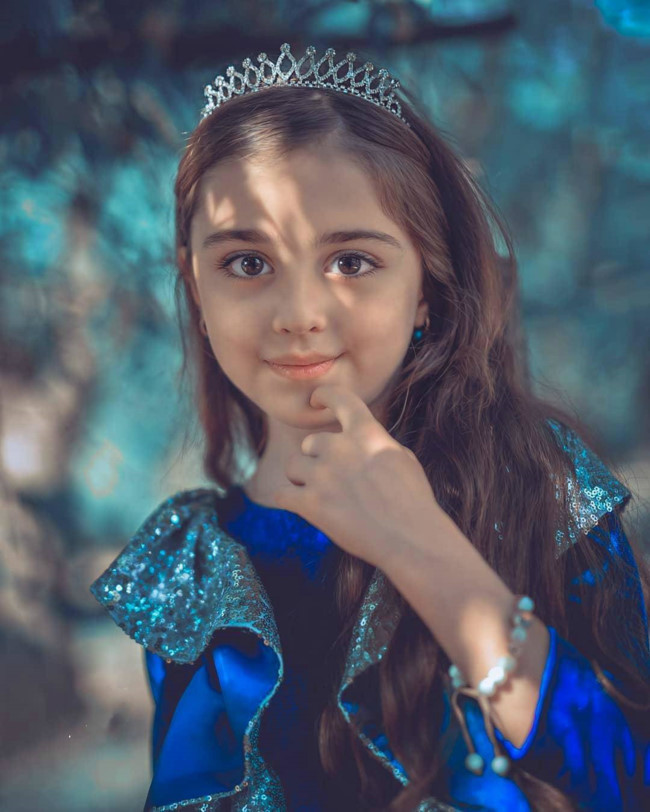 Gần đây, bé gái đã chia sẻ những bức ảnh chụp nghệ thuật để kỉ niệm sinh nhật 7 tuổi của mình khiến nhiều người ngỡ ngàng hơn.