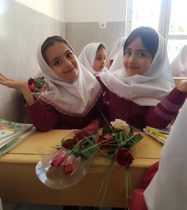 Vì ngoại hình xinh đẹp lạ thường của mình, Mahdis trở thành ngôi sao nhỏ ở Iran và rất nổi tiếng ở trường bé theo học. Thậm chí nhiều người còn bày tỏ tình cảm, tặng hoa và quà cho Mahdis. Điều đó khiến cha mẹ cô bé vừa hạnh phúc nhưng cũng rất lo lắng vì nếu một trong số những người đó là người xấu, có thể làm hại bé.