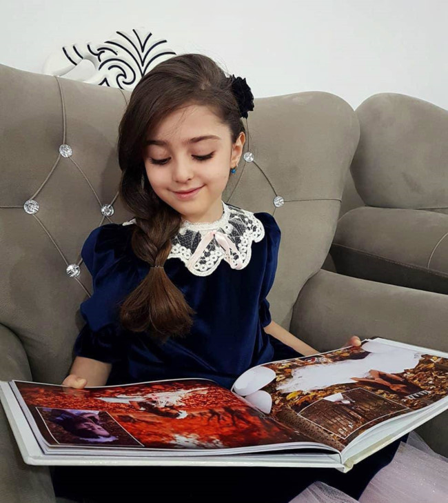 Thoạt nhìn, nhiều người sẽ nghĩ đó là những hàng lông mi giả vì nó có độ cong tuyệt đẹp nhưng đó lại là thật chứ hoàn toàn không phải giả tạo - điều làm nên điểm nhấn trên gương mặt của Mahdis.