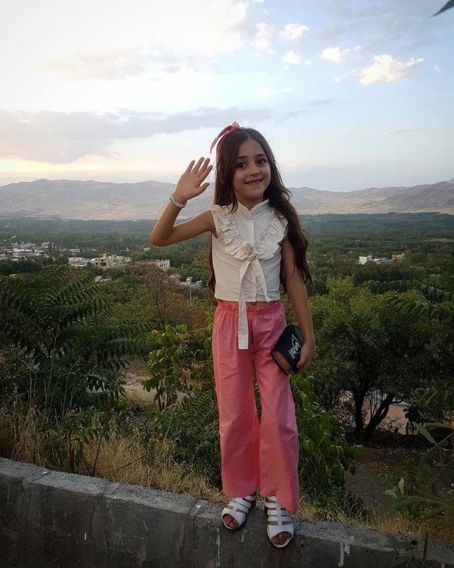 Bên cạnh đó, chính cha cũng là người chuẩn bị quần áo đẹp, tạo những kiểu tóc đẹp cho Mahdis. Cha của Mahdis cũng tiết lộ, sau nhiều năm tự tay chăm sóc, làm tóc cho con gái, giờ đây ông đã rất thuần thục trong việc uốn và tạo kiểu tóc.