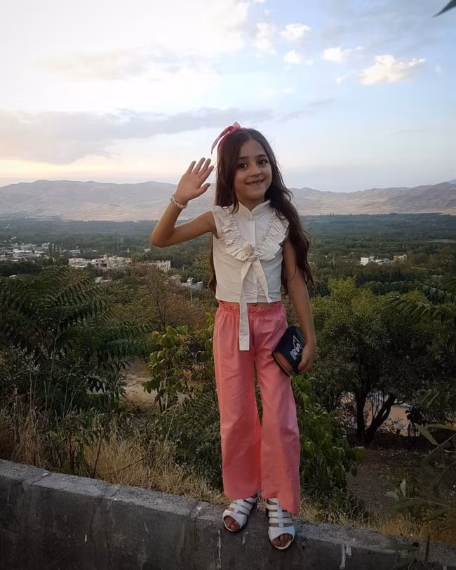 Bên cạnh đó, chính cha cũng là người chuẩn bị quần áo đẹp, tạo những kiểu tóc đẹp cho Mahdis. Cha của Mahdis cũng tiết lộ, sau nhiều năm tự tay chăm sóc, làm tóc cho con gái, giờ đây ông đã rất thuần thục trong việc uốn và tạo kiểu tóc.