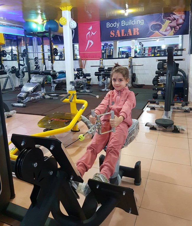 Nếu đôi mắt là cửa sổ tâm hồn thì có lẽ với Mahdis, cô bé có một "cửa sổ" tuyệt trần. Đôi mắt màu nâu với hai hàng lông mi cong vút đã giúp Mahdis thực sự cuốn hút bất kì ai nhìn vào.