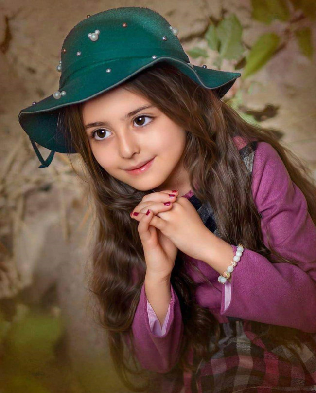 Trong một video được chia sẻ trên mạng xã hội, bé gái có tên Mahdis Mohammadi (người Iran) mặc một chiếc váy công chúa màu hồng nhiều lớp ren xếp lớp cực đep, trên đầu bé cũng cài thêm một bông hoa màu hồng xinh xắn.