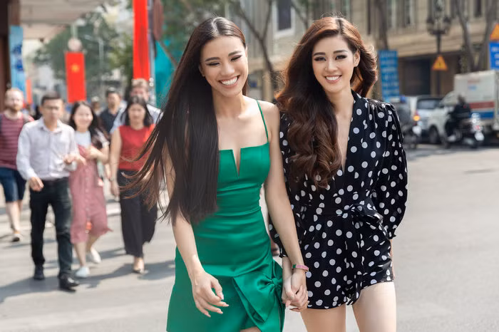 Hoa hau Khanh Van dep rang ngoi khi mac vay ngan cham bi xuong pho